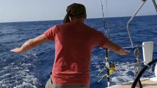 Fiskarens Ritualdans För Att Locka Tonfisk Man Dansar Ombord Yacht — Stockvideo