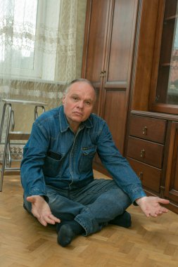 Koronavirüs salgınının ortasında ev karantinası. Evde yaşlanmış bir adamın portresi..