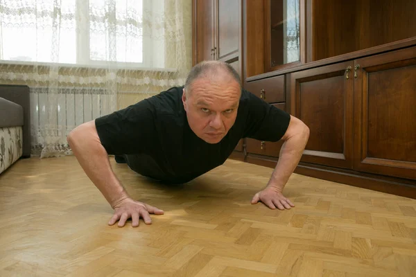 Sabah Egzersizleri Yaşlı Bir Adam Evde Jimnastik Yapıyor Karantina Süresince — Stok fotoğraf