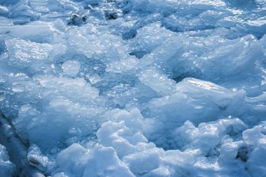 Kış. Donmuş su. Sıra dışı buz dokusu. Buz küçük toplara benziyor..