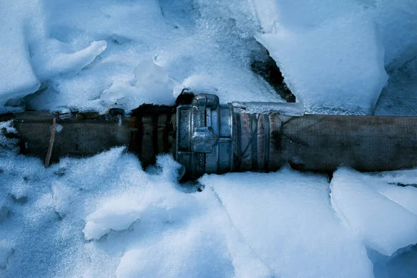 Winter Alles Bedekt Met Sneeuw Lek Aansluiting Van Leidingen Die — Stockfoto