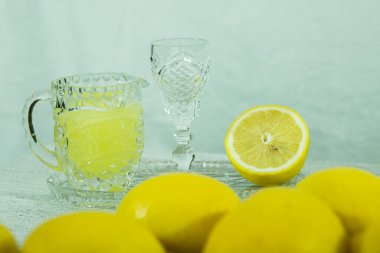 Limonçello. Geleneksel ev yapımı limonata limoncello ve beyaz tabakta taze narenciye meyvesi..