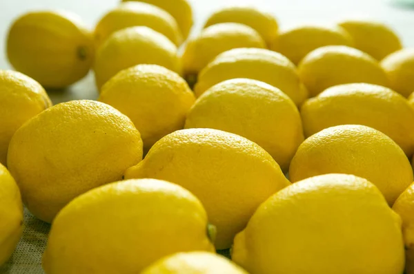 Limones Maduros Frescos Antecedentes Gran Número Limones Que Yacen Sobre — Foto de Stock