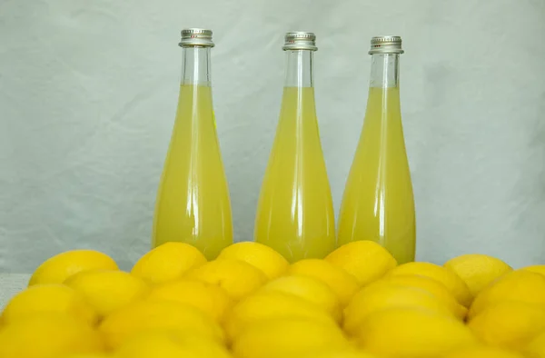 Limonçello Taze Olgun Limonlardan Oluşan Arka Planda Şişe Taze Içecek — Stok fotoğraf