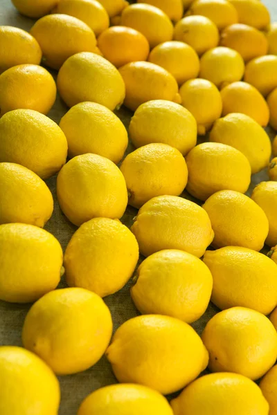 Čerstvé Zralé Citróny Pozadí Velkého Počtu Citronů Ležících Stole — Stock fotografie