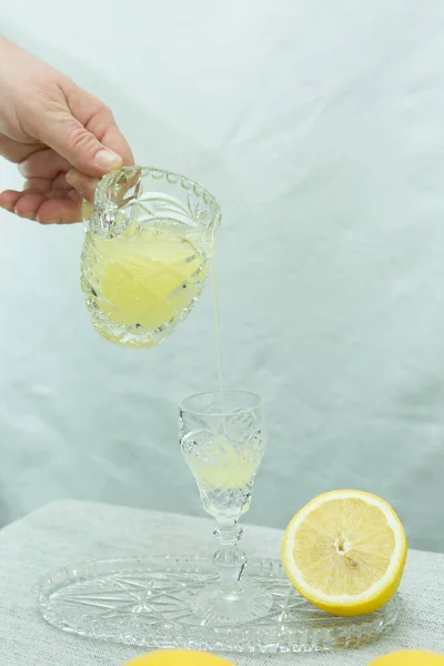 Limoncello Mano Femenina Vertiendo Una Bebida Vaso Licor Limón Casero —  Fotos de Stock