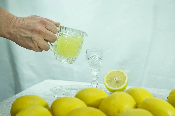 Limoncello Mano Femenina Vertiendo Una Bebida Vaso Licor Limón Casero —  Fotos de Stock