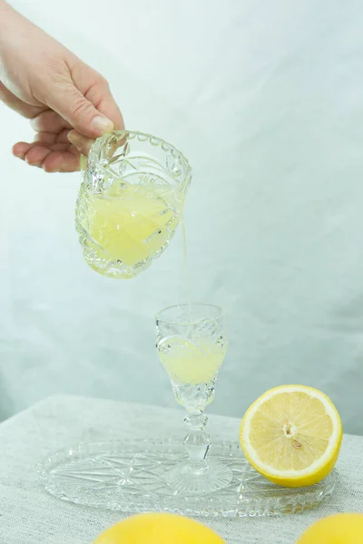 Limoncello Mano Femenina Vertiendo Una Bebida Vaso Licor Limón Casero —  Fotos de Stock