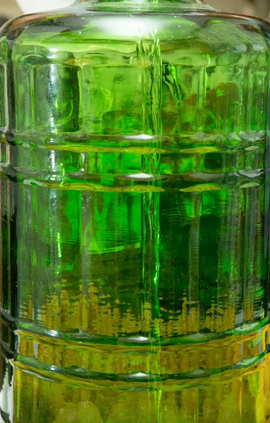 Evde Limoncello Limonata Yapma Süreci Adam Büyük Bir Konteynıra Alkol — Stok fotoğraf