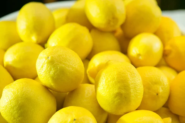 Limones Maduros Frescos Antecedentes Gran Número Limones Que Yacen Sobre —  Fotos de Stock