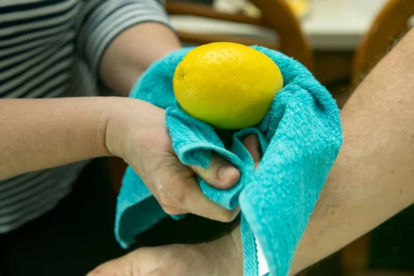 Proces Výroby Limoncello Citrónového Likéru Doma Muž Žena Utírají Umyté — Stock fotografie