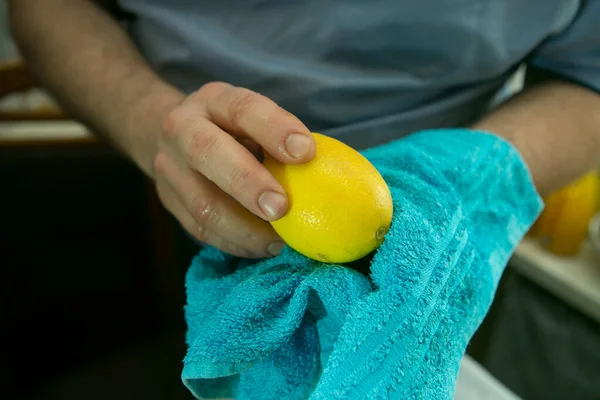Proces Výroby Limoncello Citrónového Likéru Doma Muž Utírá Umyté Citrony — Stock fotografie