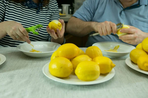 Evde Limoncello Limonata Yapma Süreci Bir Erkek Bir Kadın Limonlardan — Stok fotoğraf