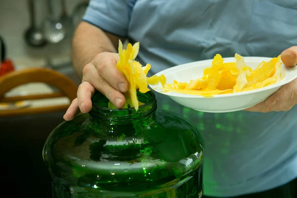 Процесс Изготовления Лимончелло Lemon Liqueur Домашних Условиях Мужчина Добавляет Свежий — стоковое фото