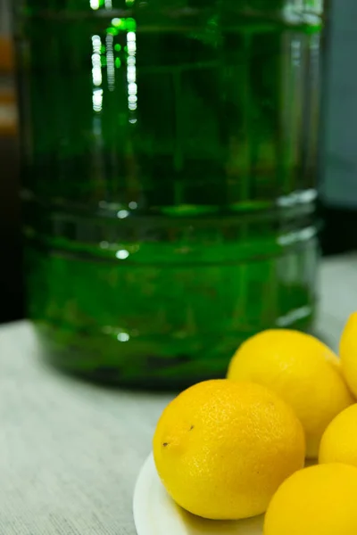 Proces Výroby Limoncello Citrónového Likéru Doma Čerstvě Omyté Citrony Pozadí — Stock fotografie