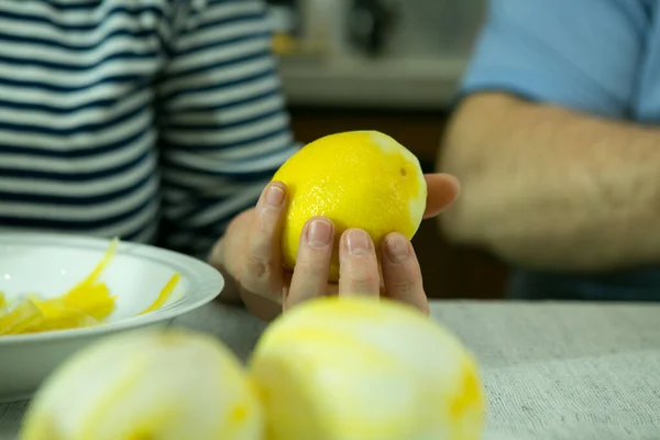 Процесс Изготовления Лимончелло Lemon Liqueur Домашних Условиях Женщина Снимает Изюминку — стоковое фото