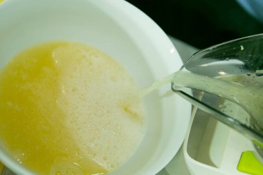 Evde limoncello limonata yapma süreci. Taze limon suyu yemek işlemcisinden akıyor..