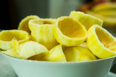 Evde limoncello limonata yapma süreci. Lezzeti alıp suyunu sıktıktan sonra limon harca..