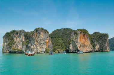 Tayland 'daki Phi Phi Adaları takımadaları. Deniz manzaralı güzel dağ adaları.