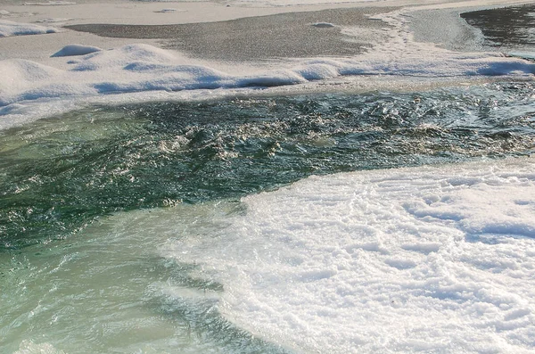 Bergrivier Winter Water Dat Uit Bergen Stroomt Bevriest Zelden Helemaal — Stockfoto