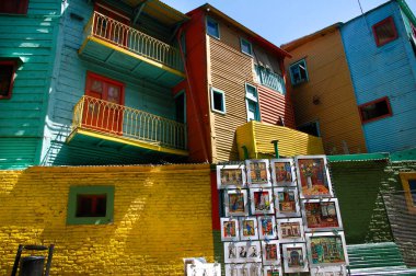 Buenos Aires, Arjantin - 01 / 07 / 2012: La Boca bölgesi. Çürük cepheler farklı renklerle boyanır ve pencere ve kapı çerçeveleri gümüşi bir gökyüzünün altında farklı renklerde boyanır..