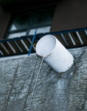 Bahar geldi. Çok katlı bir binanın asbest borusundan bir erime ya da yağmur suyu fışkırır..