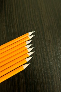 Ahşap masadaki kalemler. Öğrenme kavramı.