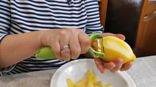 Proces Wytwarzania Likieru Cytrynowego Limoncello Domu Kobieta Usuwa Żar Cytryn — Wideo stockowe