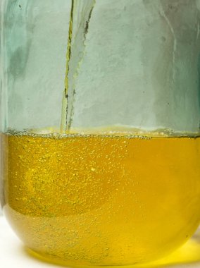 Evde limoncello limonata yapma süreci. Limon aromalı alkol on litrelik bir şişeye doldurulur..