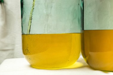 Evde limoncello limonata yapma süreci. İki on litrelik şişeyi limon suyuyla doldurmak..