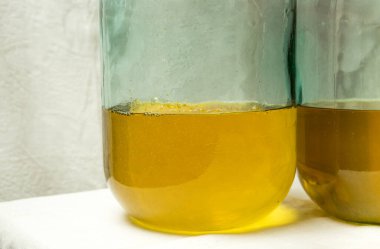Evde limoncello limonata yapma süreci. İki on litrelik şişeyi limon suyuyla doldurmak..