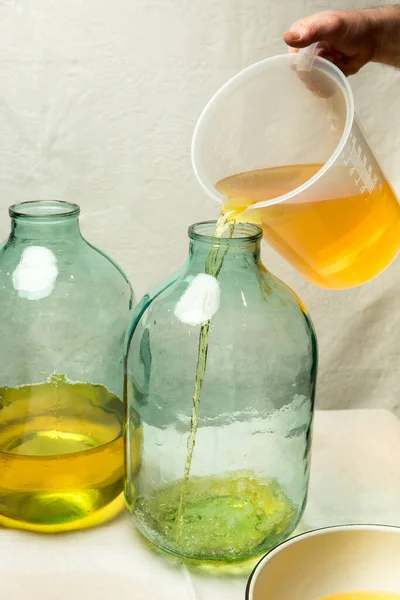 Processo Preparazione Del Liquore Limoncello Limone Casa Uomo Versa Alcol — Foto Stock