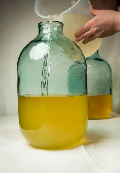 Processo Preparazione Del Liquore Limoncello Limone Casa Uomo Mescola Scorza — Foto Stock