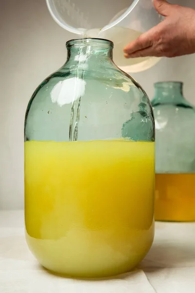 Processo Preparazione Del Liquore Limoncello Limone Casa Uomo Mescola Scorza — Foto Stock