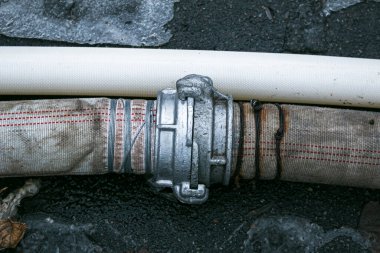 Kış. Her şey karla kaplı. Göletten su pompalayan boruların bağlantısında sızıntı..