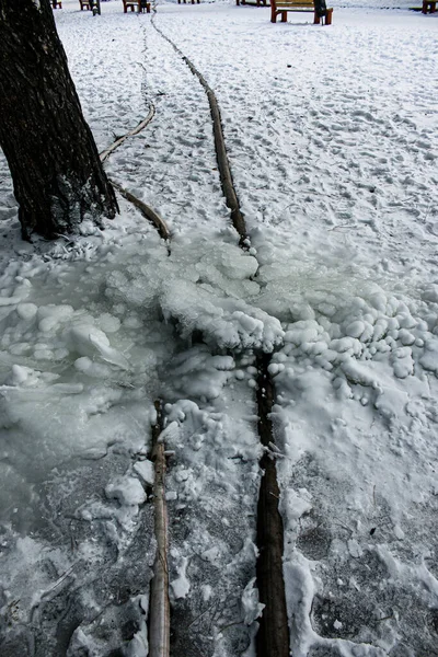 Winter Alles Bedekt Met Sneeuw Lek Aansluiting Van Leidingen Die — Stockfoto