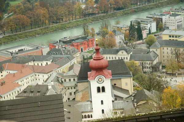 奥地利萨尔茨堡 2014年10月11日 从霍亨萨尔茨堡要塞的城市最高处俯瞰城市和萨尔萨奇河 — 图库照片
