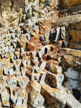 Taş bir duvarın dokusu. Eski kale taşından duvar dokusu. Arka plan ya da doku olarak taş duvar. Bir taş duvarın parçası, arkaplan veya doku için