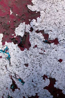 Duvardaki boyayı soyuyordum. Çatlamış eski boyalı beton duvar. Çatlaklar ve soyulma şekilleriyle eskimiş sert boyalı yüzey. Arkaplan ve tasarım için doku.