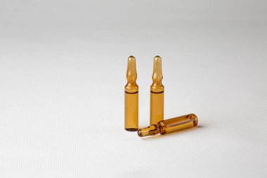 Beyaz arka planda izole edilmiş enjeksiyon için tıbbi ampuller. İlaçlar ve hastalık tedavisi, farmakoloji ve bilim kavramları