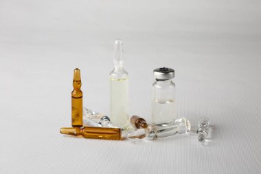 Beyaz arka planda izole edilmiş enjeksiyon için tıbbi ampuller. İlaçlar ve hastalık tedavisi, farmakoloji ve bilim kavramları