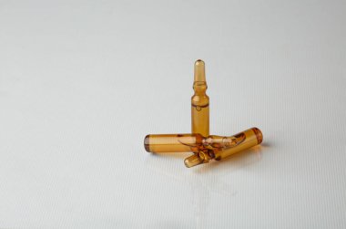Beyaz arka planda izole edilmiş enjeksiyon için tıbbi ampuller. İlaçlar ve hastalık tedavisi, farmakoloji ve bilim kavramları