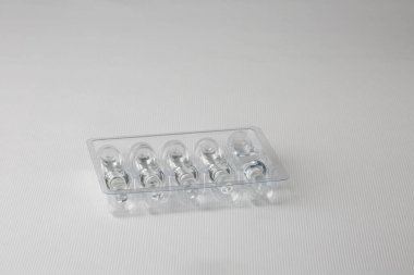 Beyaz arka planda izole edilmiş enjeksiyon için tıbbi ampuller. İlaçlar ve hastalık tedavisi, farmakoloji ve bilim kavramları