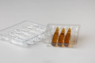 Beyaz arka planda izole edilmiş enjeksiyon için tıbbi ampuller. İlaçlar ve hastalık tedavisi, farmakoloji ve bilim kavramları