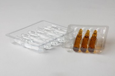 Beyaz arka planda izole edilmiş enjeksiyon için tıbbi ampuller. İlaçlar ve hastalık tedavisi, farmakoloji ve bilim kavramları