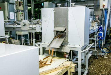 Şeker fabrikası. Şekerleme üretim süreci. Üzerinde şeker olan taşıma bandı..