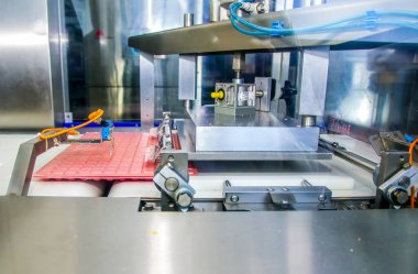 Şeker fabrikası. Şekerleme üretim süreci. Üzerinde şeker olan taşıma bandı..