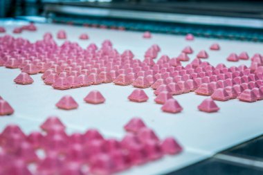 Şeker fabrikası. Şekerleme üretim süreci. Üzerinde şeker olan taşıma bandı..