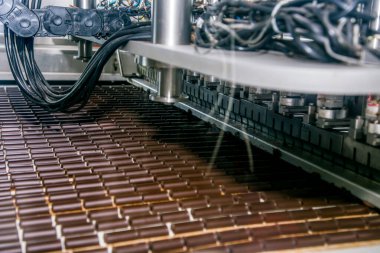 Şeker fabrikası. Şekerleme üretim süreci. Üzerinde şeker olan taşıma bandı..