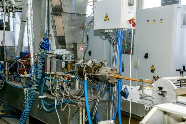 Şeker fabrikası. Şekerleme üretim süreci. Üzerinde şeker olan taşıma bandı..